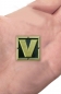 Патриотичный фрачный значок с буквой V. Фотография №3